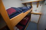 Hut met stapelbed en wastafel op de Avanti