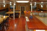 Salon van de Avanti met lange houten eettafels