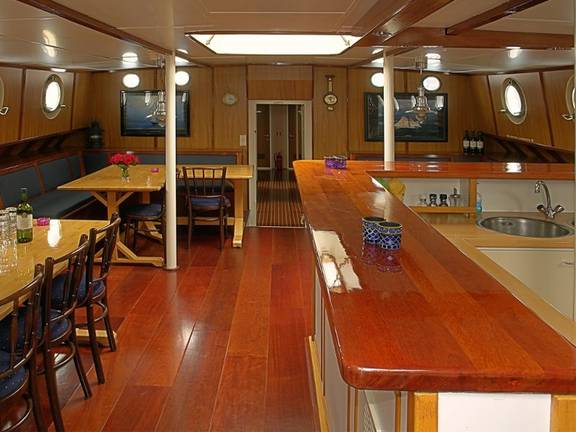 Salon van de Avanti met lange houten eettafels