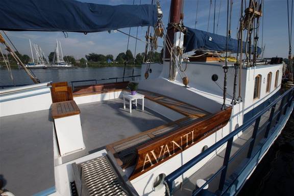 Zitkuip met houten banken op het dek van de Avanti