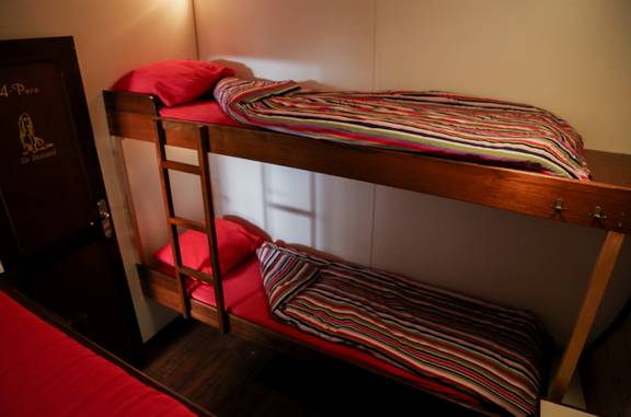 Stapelbed in een hut van de Avondrood