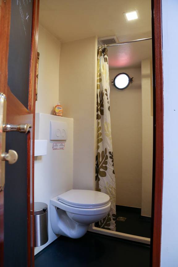 Toilet en douche aan boord van de Avondrood