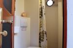 Toilet en douche aan boord van de Avondrood