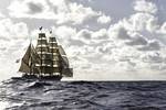 Bark Europa onder zeil tussen de golven