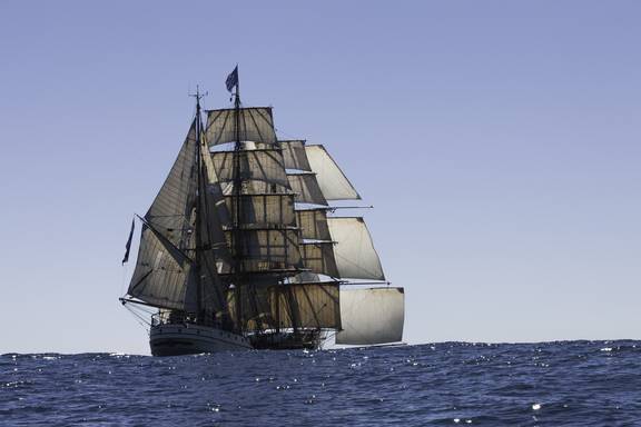 Bark Europa onder volle zeilen op zee, gezien vanaf de achterzijde