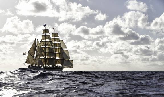 Bark Europa onder zeil tussen de golven