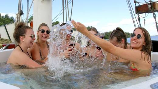 Gasten spatten water op in de jacuzzi van de Summertime