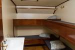 Vierpersoonshut met stapelbedden en wastafel op de Summertime