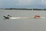 RIB van de Summertime trekt een opblaasband met gasten over het water