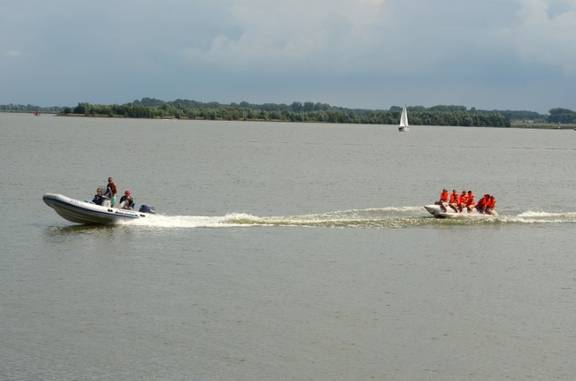 RIB van de Summertime trekt een opblaasband met gasten over het water