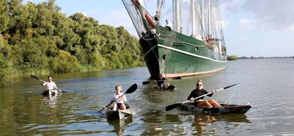 Gasten kanoën naast de Summertime