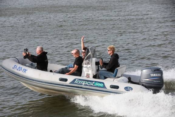 Gasten varen mee in de RIB van de Summertime