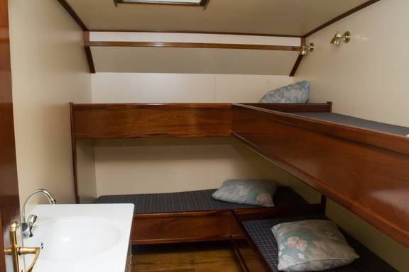Vierpersoonshut met stapelbedden en wastafel op de Summertime