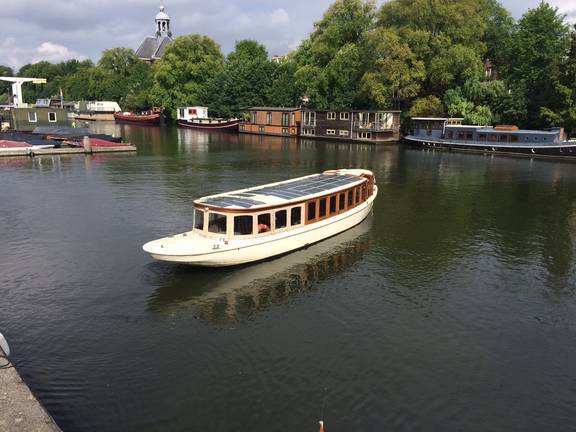 Salonboot Belle van Zuylen varend op een Amsterdamse gracht