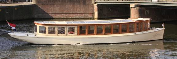 Salonboot Belle van Zuylen van opzij gezien op het water