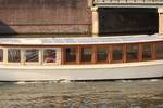 Salonboot Belle van Zuylen van opzij gezien op het water