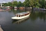 Salonboot Belle van Zuylen varend op een Amsterdamse gracht