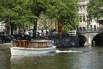 Salonboot Belle van Zuylen bij een brug in Amsterdam