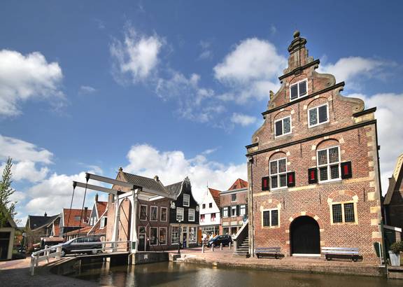 Historisch trapgevelpand en ophaalbrug aan een gracht
