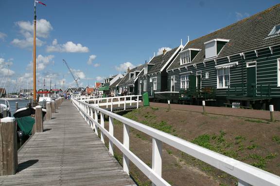 Groene houten huizen en een houten steiger aan de haven