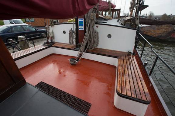 Houten banken rond de rode zitkuip van de Boekanier