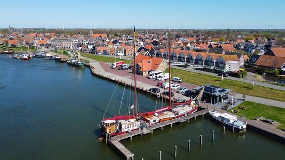Luchtfoto van de haven en het waterfront van Makkum