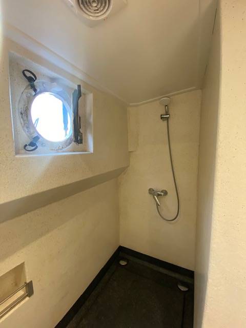 Douche met patrijspoort aan boord van de Boekanier