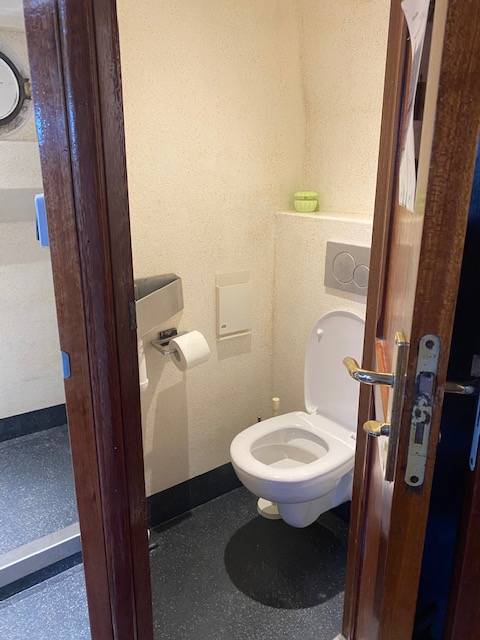 Toilet aan boord van de Boekanier