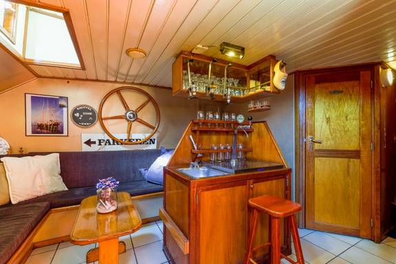Zithoek met bar in de salon van de Boekanier
