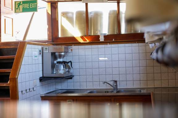 Spoelbak en houten werkblad in de kombuis van de Boekanier