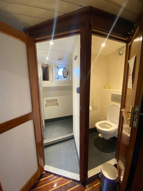 Douche en toilet aan boord van de Boekanier