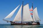 Boekanier onder witte zeilen op open water