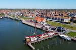 Luchtfoto van de haven en het waterfront van Makkum