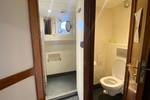 Douche en toilet aan boord van de Boekanier