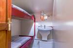 Tweepersoonshut met stapelbed en wastafel op de Boekanier