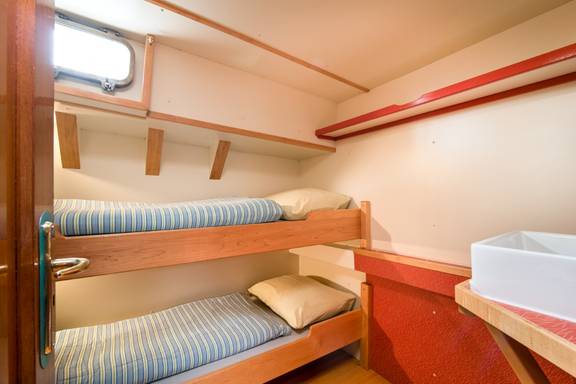 Tweepersoonshut met stapelbed en wastafel op de Bonnefooi