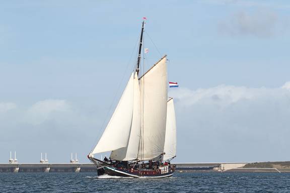 Bonnefooi met witte zeilen op open water