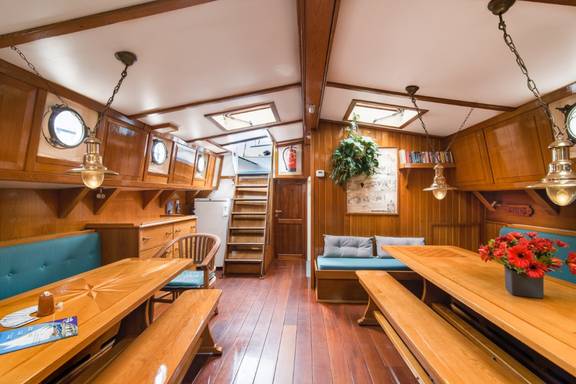Salon van de Bonnefooi met houten tafels en dakramen