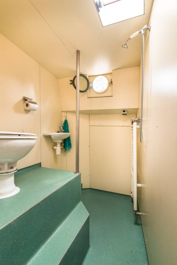 Douche en wastafel aan boord van de Bonnefooi