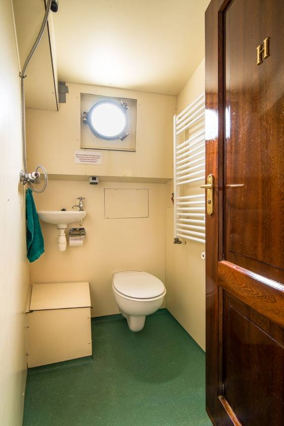 Toilet en wastafel in de badkamer van de Bonnefooi