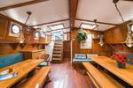 Salon van de Bonnefooi met houten tafels en dakramen
