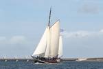 Bonnefooi met witte zeilen op open water