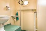 Douche en wastafel aan boord van de Bonnefooi