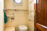 Toilet en wastafel in de badkamer van de Bonnefooi