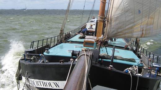 Uitzicht vanaf de boegspriet over het dek van de Broedertrouw