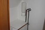 Toilet en douche aan boord van de Broedertrouw