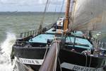 Uitzicht vanaf de boegspriet op de zeilende Broedertrouw