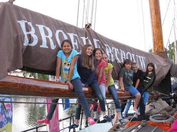 Scholieren aan boord van de Broedertrouw tijdens een werkweek
