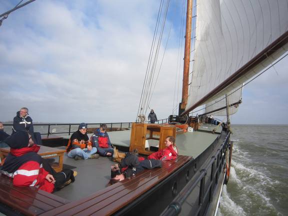 Gasten op het voordek van de zeilende Broedertrouw