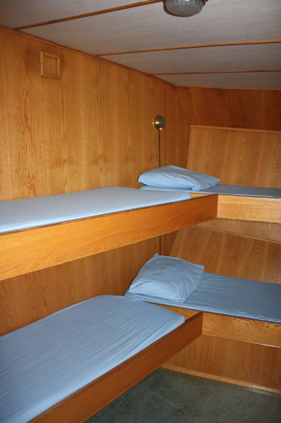 Hut met houten stapelbedden op de Broedertrouw
